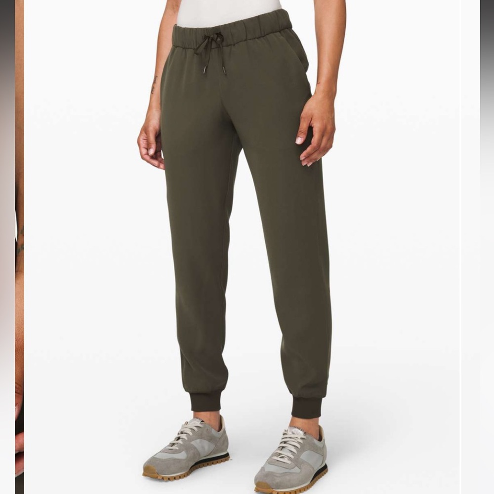 Lululemon On the Fly Jogger. Size 6